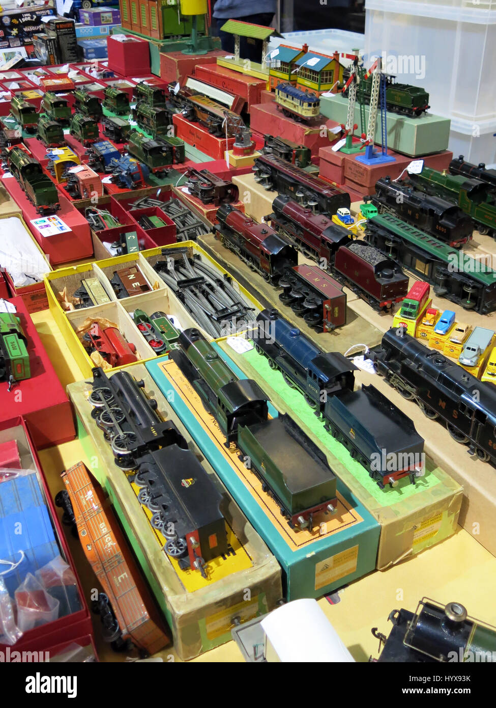 Una selección de los raros y coleccionables de Hornby trenes eléctricos a  la venta en una feria de juguetes antiguos en Bath & West Showground,  Somerset, Inglaterra Fotografía de stock - Alamy