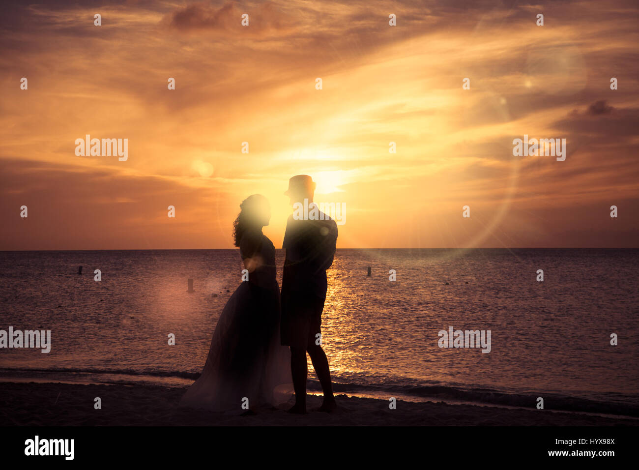 Silueta De Irreconocible Pareja Romántica En La Playa En El Atardecer Fotografía De Stock Alamy 9705