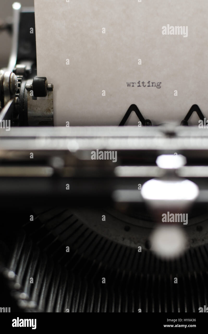 La palabra 'escrito' escrito en una hoja de papel en una máquina de escribir vintage Foto de stock