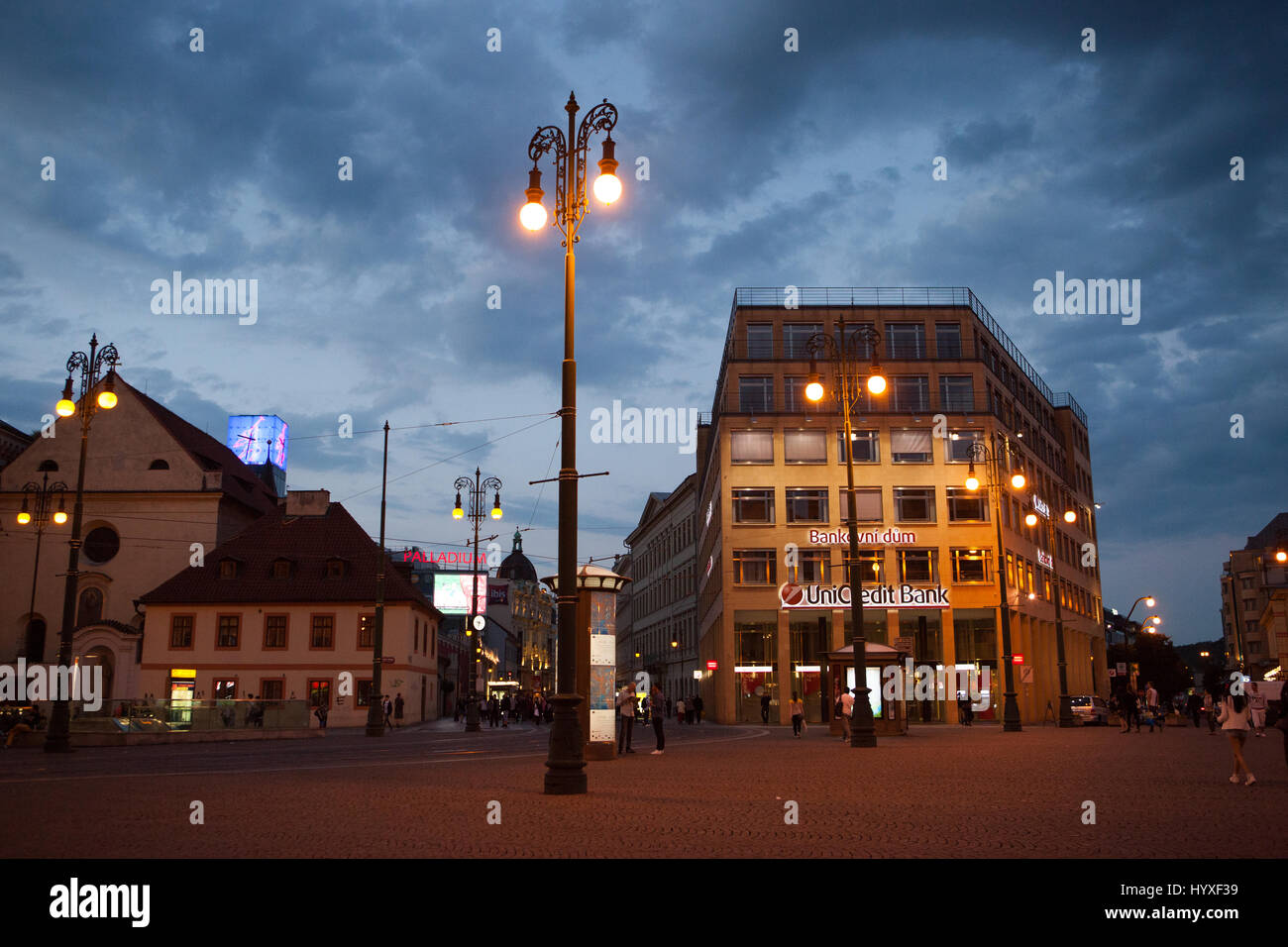 Las luces iluminan los almacenes y edificios de Praga es la Plaza de la República. Foto de stock