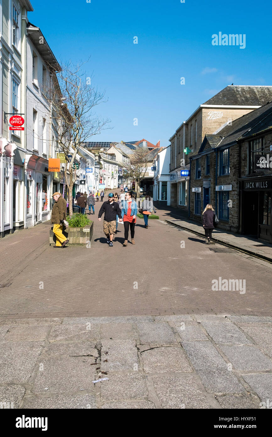 Calle Pydar Truro pueblo peatonal calle peatonal de tiendas tiendas escena soleada ciudad sol Cornwall Foto de stock