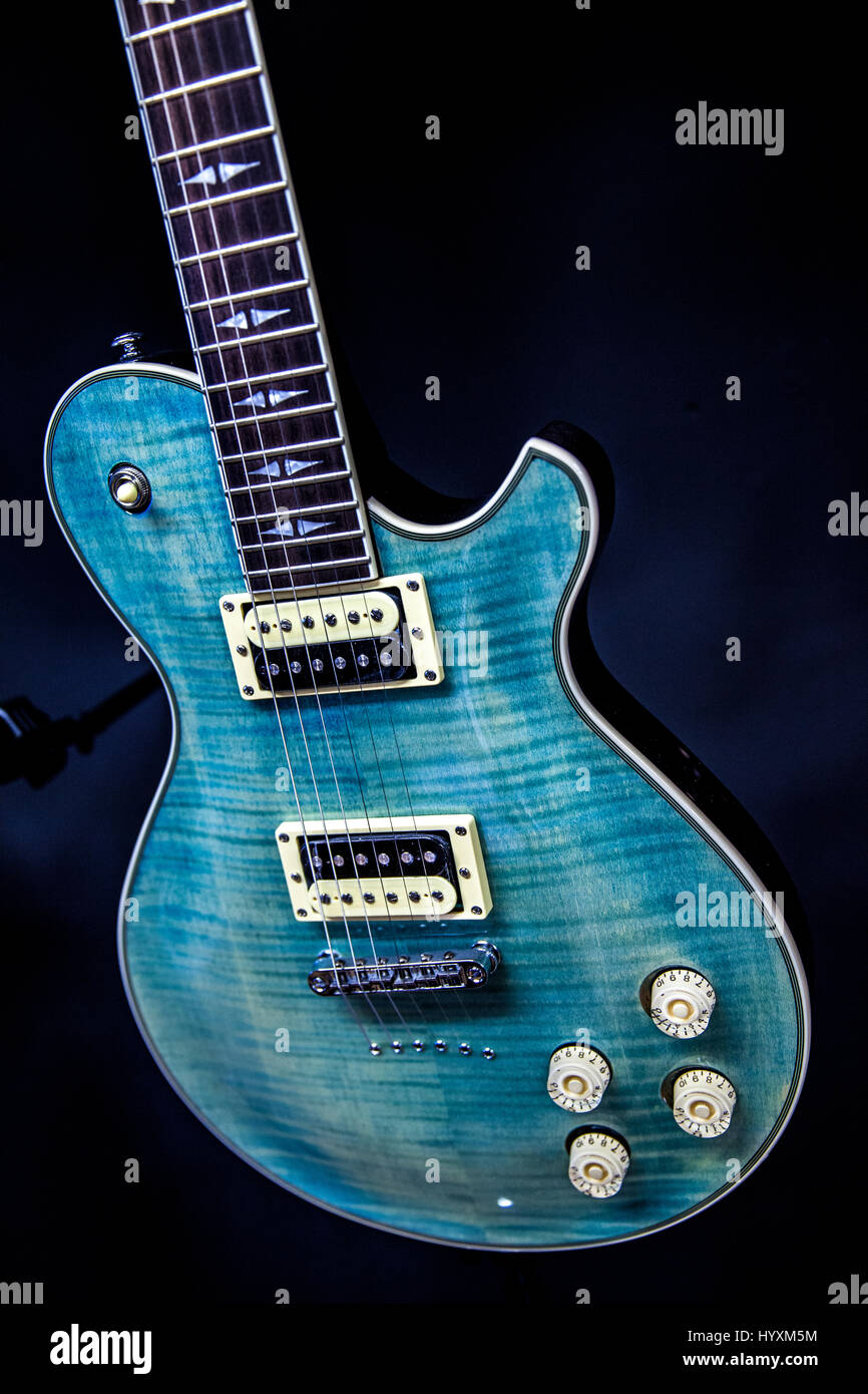 Les Paul guitarra eléctrica en color azul verde Fotografía de stock - Alamy
