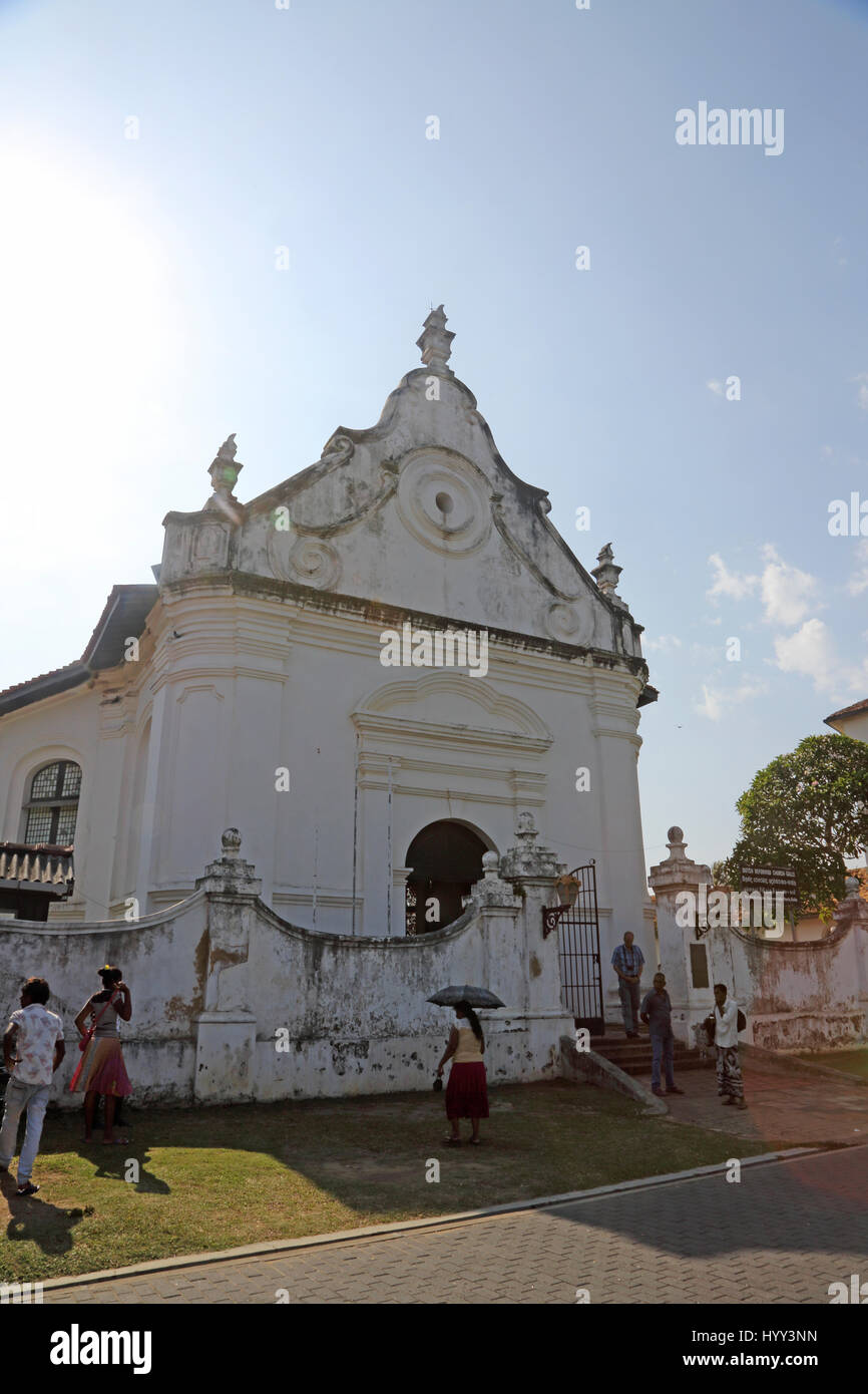 Galle Sri Lanka Galle Fort Iglesia Reformada Holandesa construida alrededor de 1755 lugareños y turistas fuera Foto de stock