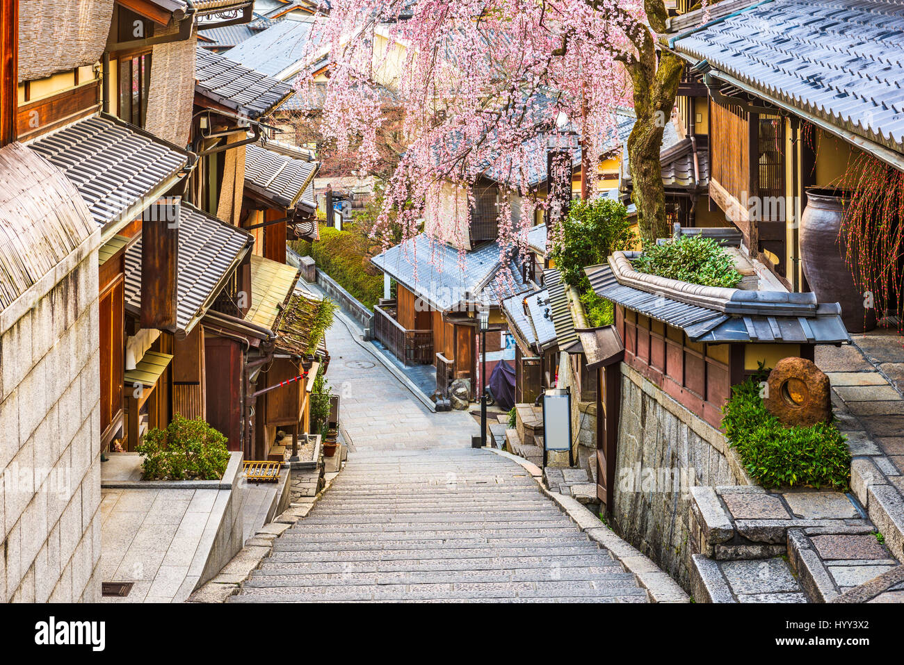 Kyoto, Japón, en el Distrito Higashiyama en primavera. Foto de stock
