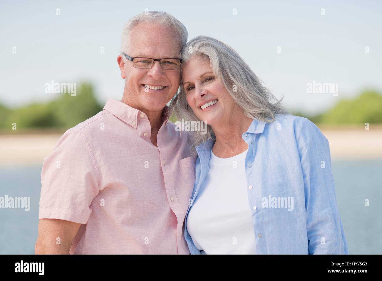 Las parejas ancianas sonriendo al aire libre. Foto de stock