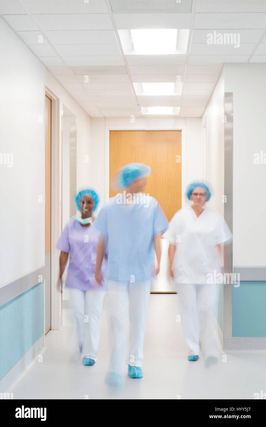 El personal médico del hospital caminando por el pasillo. Foto de stock