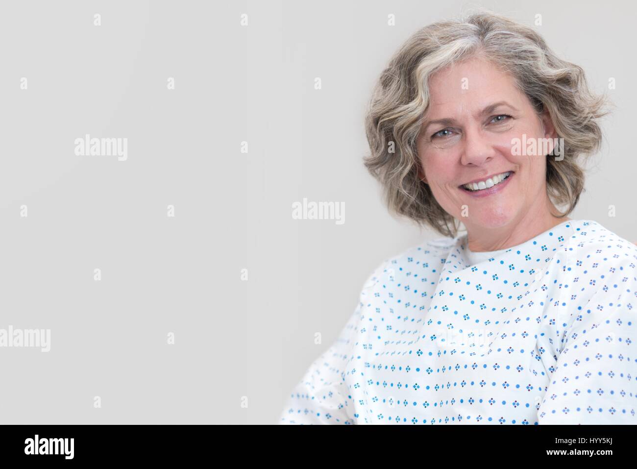 Paciente mujer sonriente hacia la cámara. Foto de stock
