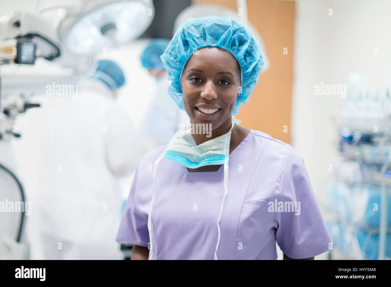 Cirujano femenino mirando a la cámara, retrato. Foto de stock