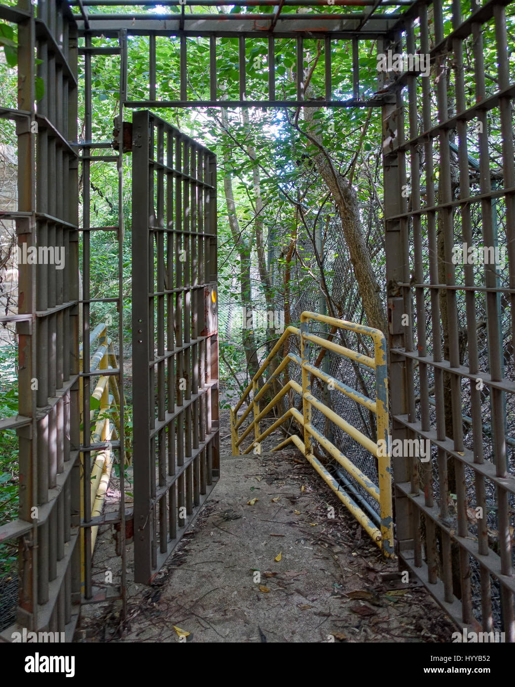 ILLINOIS, EE.UU.: inquietante imagen han revelado el abandono de restos de la otrora graves problemas de hacinamiento carcelario estadounidense que estuvo en funcionamiento durante casi un siglo y medio y apareció en la secuencia de apertura de la exitosa película de John Landis, The Blues Brothers. El misterioso encaje muestran el peeling, el colapso de los muros y techos oxidados barrotes de la cárcel de Joliet centro correccional. En otras imágenes, el graffiti ha sido distribuidas en las paredes y espejos mientras una imagen tomada desde el piso superior de la cárcel muestra cómo el ladrillo ha comenzado a desmoronarse, llevan a la desintegración de la palabra. Otro Foto de stock