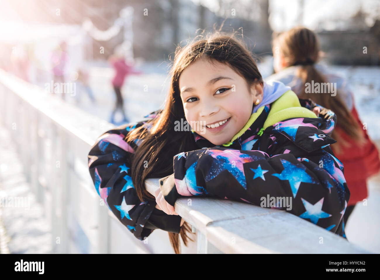Skating girl divertirse en la pista de patinaje sobre hielo Foto de stock