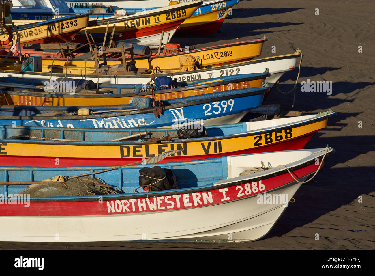 Coloridos botes de pesca de madera sobre la playa, en la pequeña ciudad  costera de Curanipe en Maule, Chile Fotografía de stock - Alamy
