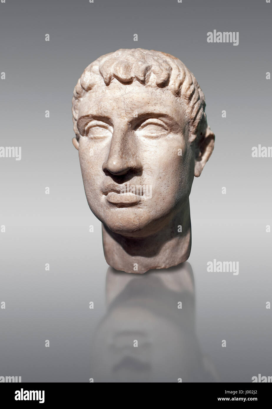 Escultura de cabeza de romano en el "cubismo ' estilo cursiva, 2ª - 3ª siglo A.C., que se encuentra en los cimientos del Ministerio de Finanzas en la via XX Septembre. Foto de stock