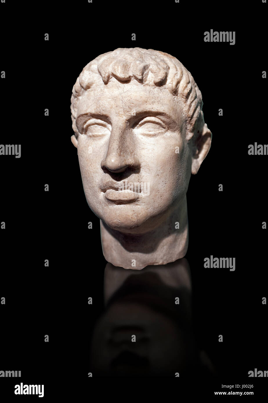 Escultura de cabeza de romano en el "cubismo ' estilo cursiva, 2ª - 3ª siglo A.C., que se encuentra en los cimientos del Ministerio de Finanzas en la via XX Septembre. Foto de stock