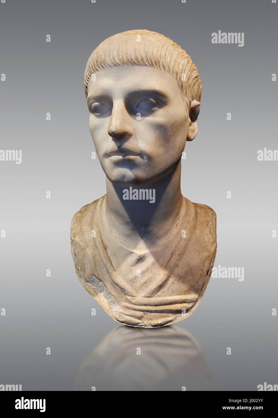 Retrato romano busto de un hombre joven con el peinado desde el gobierno de  Trajano 98-117 AD. Museo Nacional Romano, Roma, Italia Fotografía de stock  - Alamy