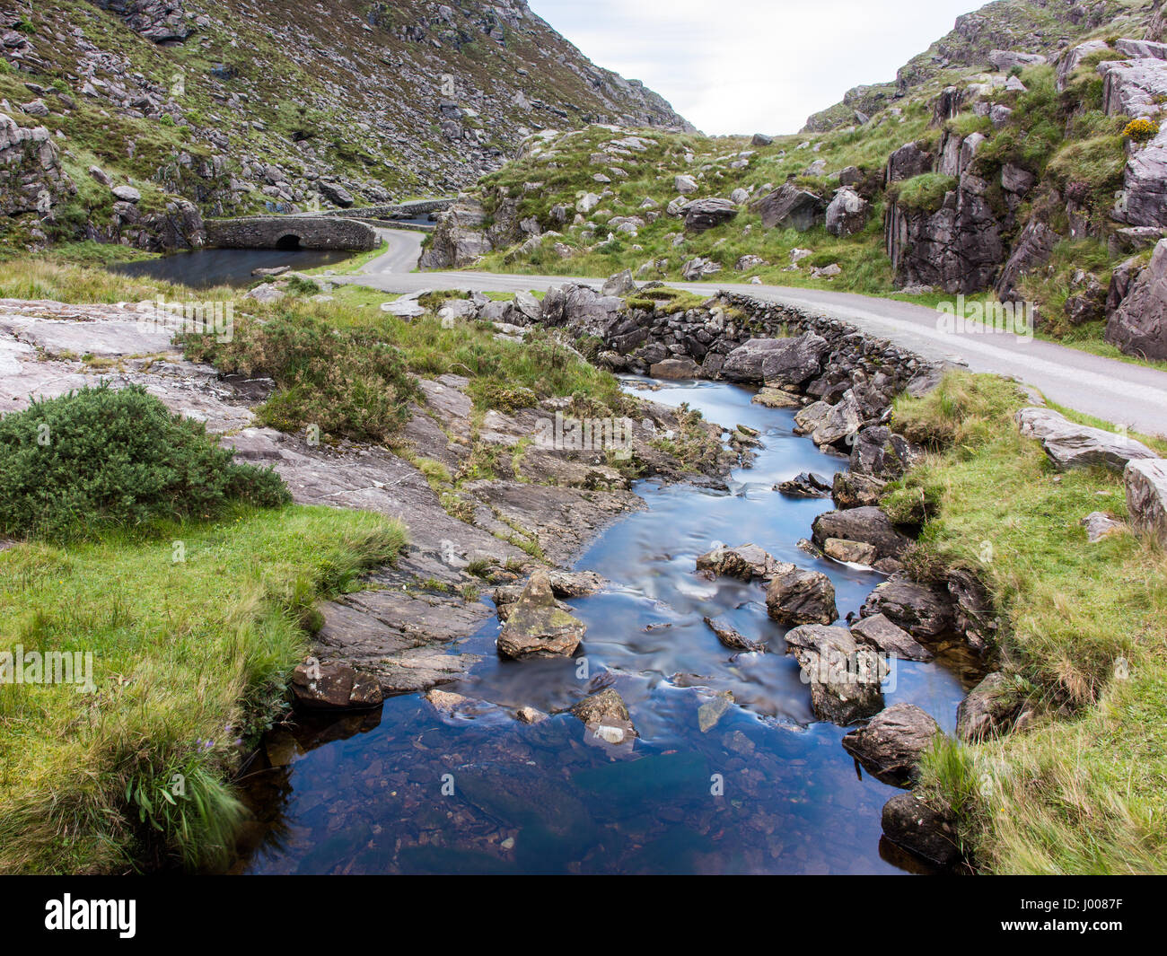 El Río Loe angostos & Mountain Road atraviesan el Gap of Dunloe valle, enclavado en las montañas de Macgillycuddy's Reeks de Irlanda del Condado de Kerry. Foto de stock