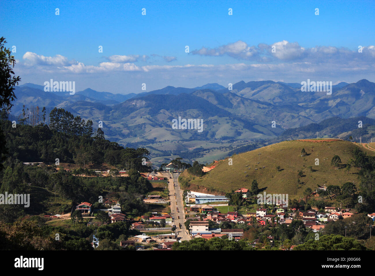 Vista de la Ciudad de Goncalves y Serra da Mantiqueira (Minas Gerais, Brasil). Foto de stock