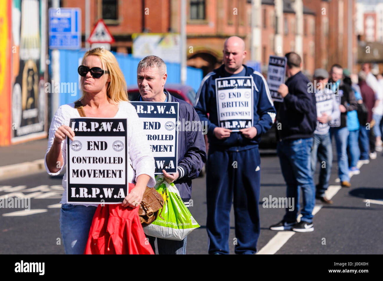 Irlanda del Norte. 08 Abr 2017 - Los prisioneros republicanos irlandeses Welfare Association tiene línea blanca piquetes contra las condiciones en las cárceles de Irlanda del Norte. Foto de stock