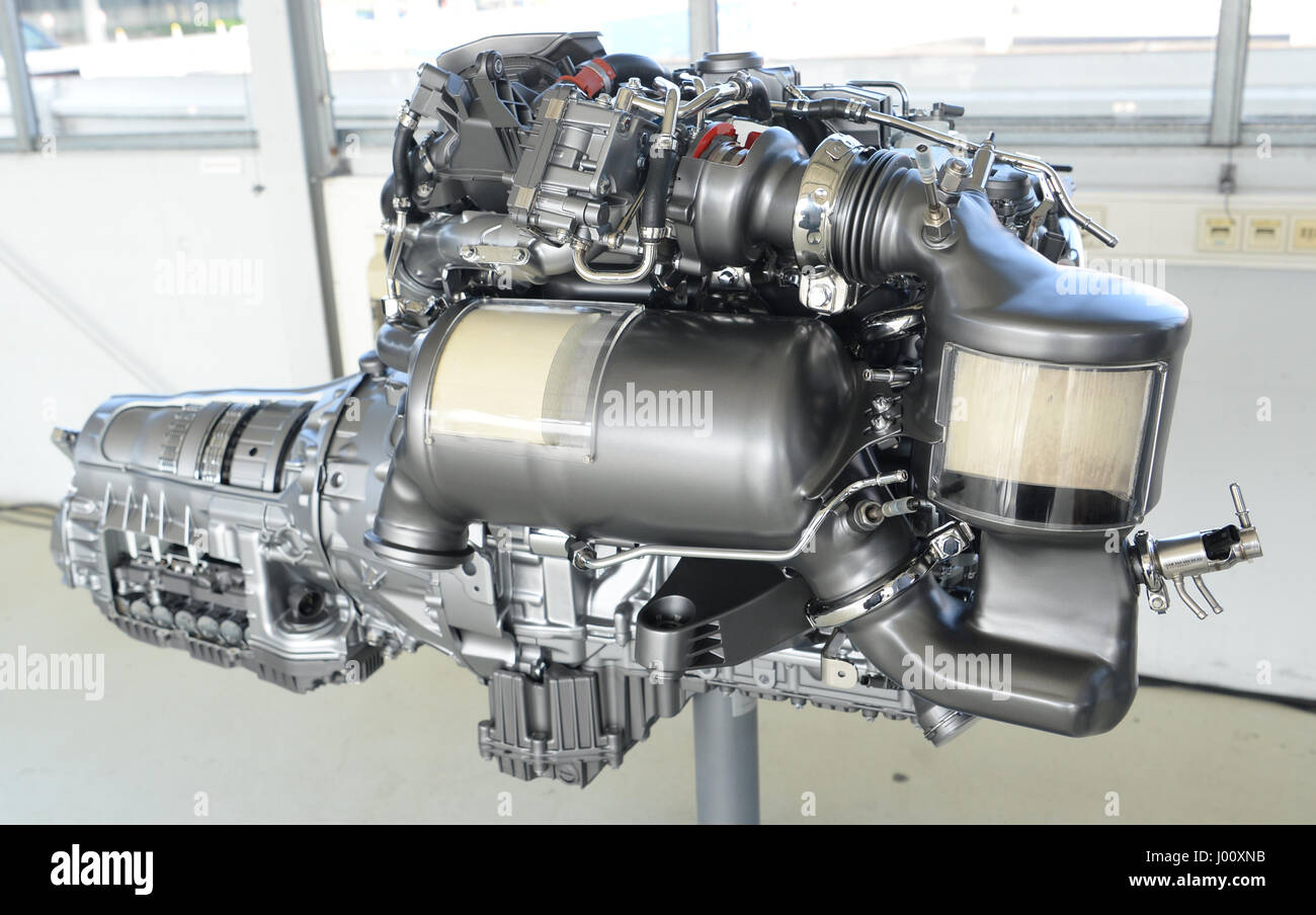 Stuttgart, Alemania. 3 abr, 2017. Un abierto OM654 motor diésel puede ser  visto en una fábrica de Mercedes-Benz en Stuttgart, Alemania, el 3 de abril  de 2017. Kretschmann se enteró de nuevos