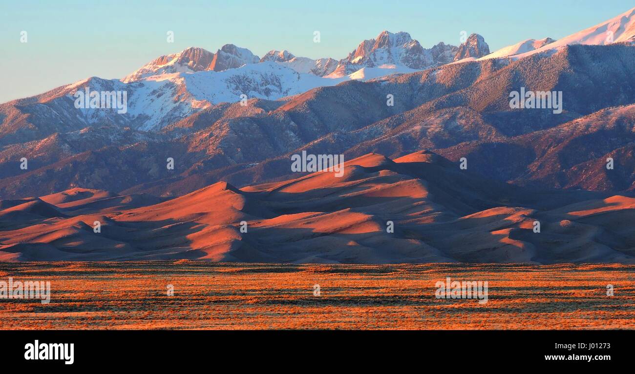 Una Vívida Puesta De Sol Sobre Las Montañas Sangre De Cristo - 