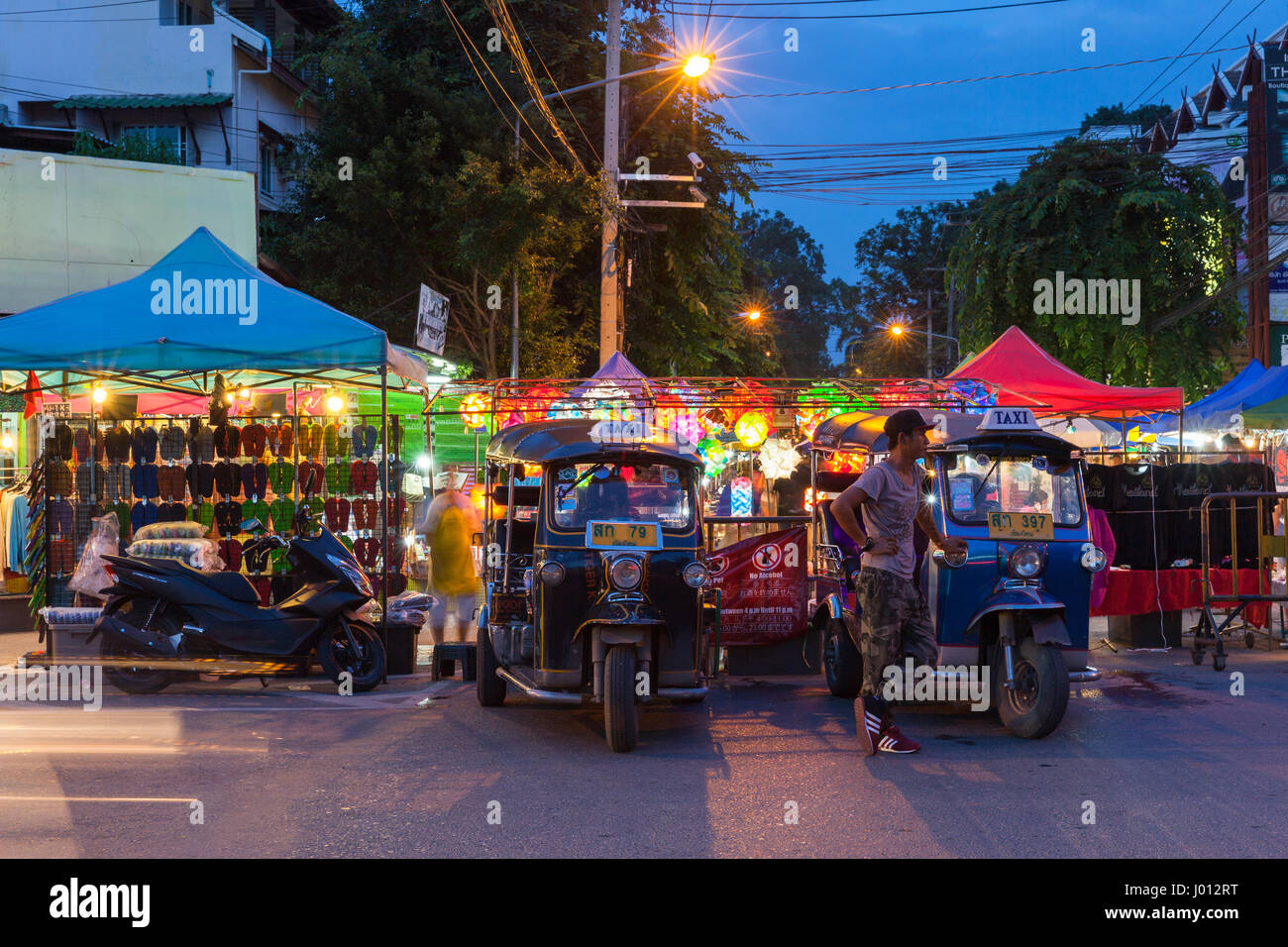 Chiang Mai, Tailandia - Agosto 21, 2016: tuk-tuk taxis esperan a los clientes cerca del Mercado de Sábado por la noche el 21 de agosto de 2016 en Chiang Mai, Tailandia. Foto de stock