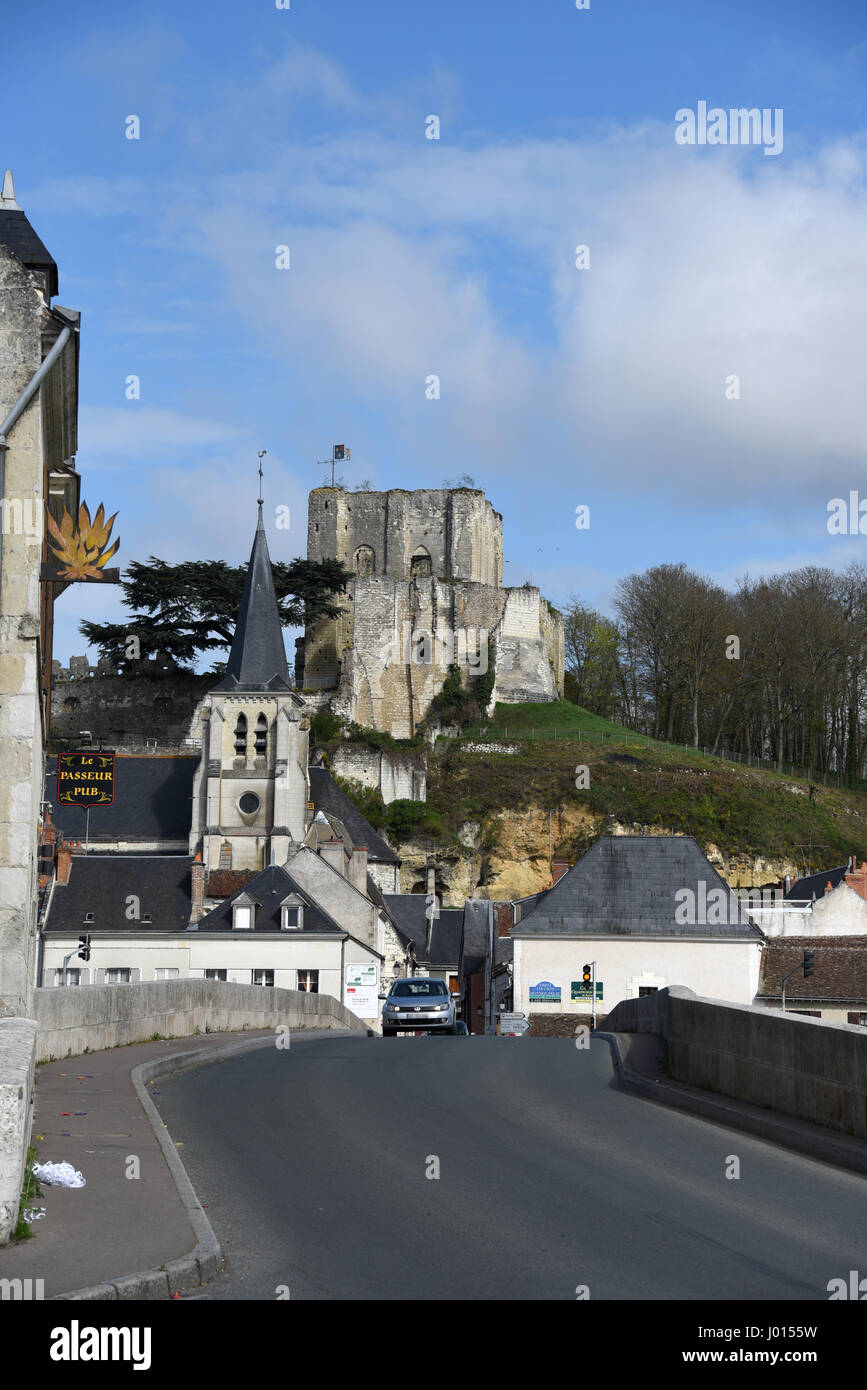 Castillo de Montrichard, Sainte-Croix iglesia, valle del río Cher, Cher, Loir-et-Cher, Center-Val de Loire, Francia, Europa, el Centro del Patrimonio Mundial de la UNESCO Foto de stock