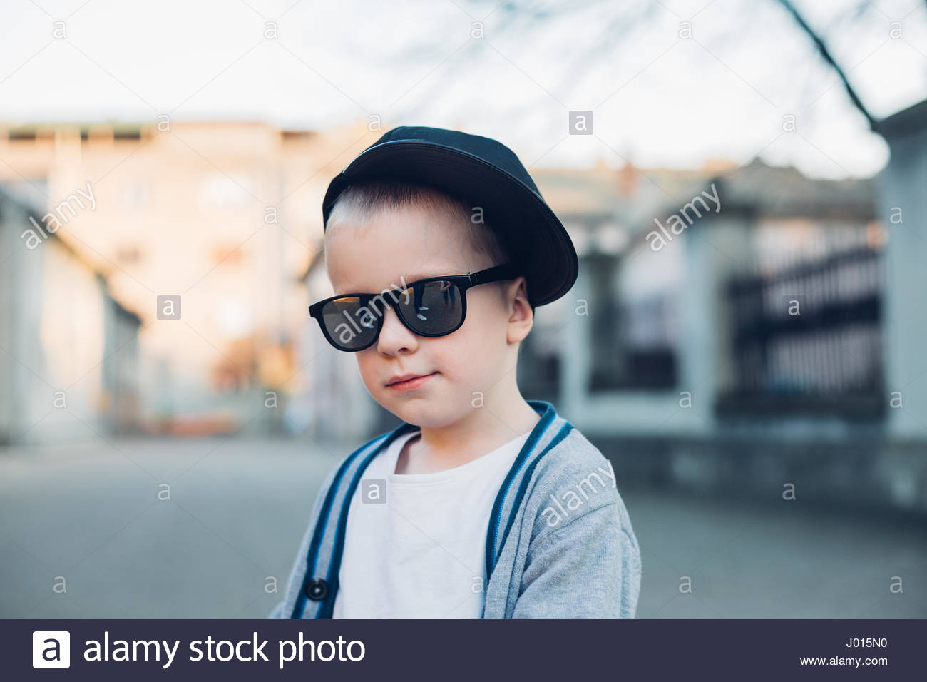 chico con gafas de sol