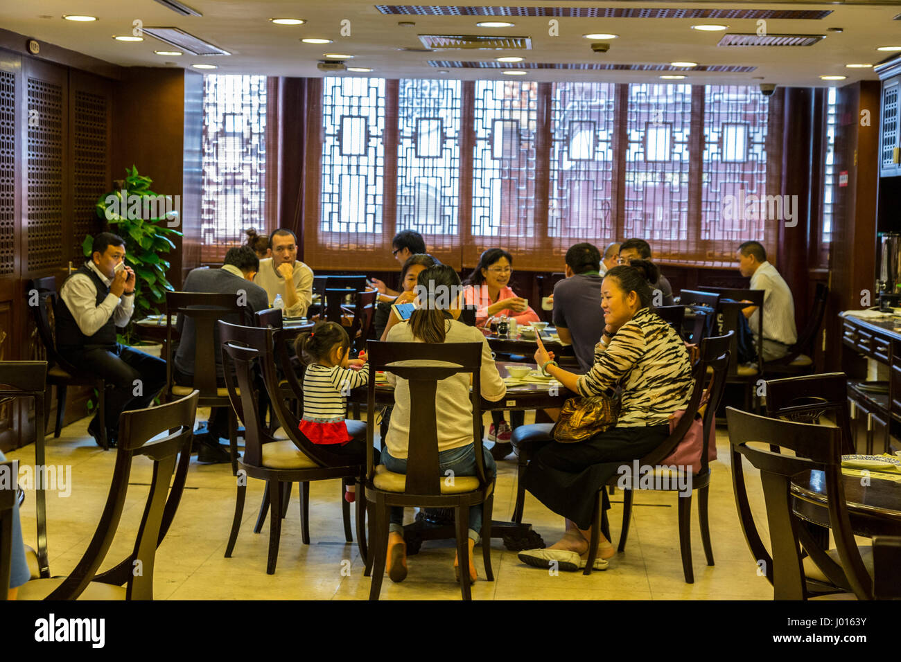 China, Shanghai. Los comensales en el restaurante Nanxiang Dumpling, jardín Yuyuan. Foto de stock