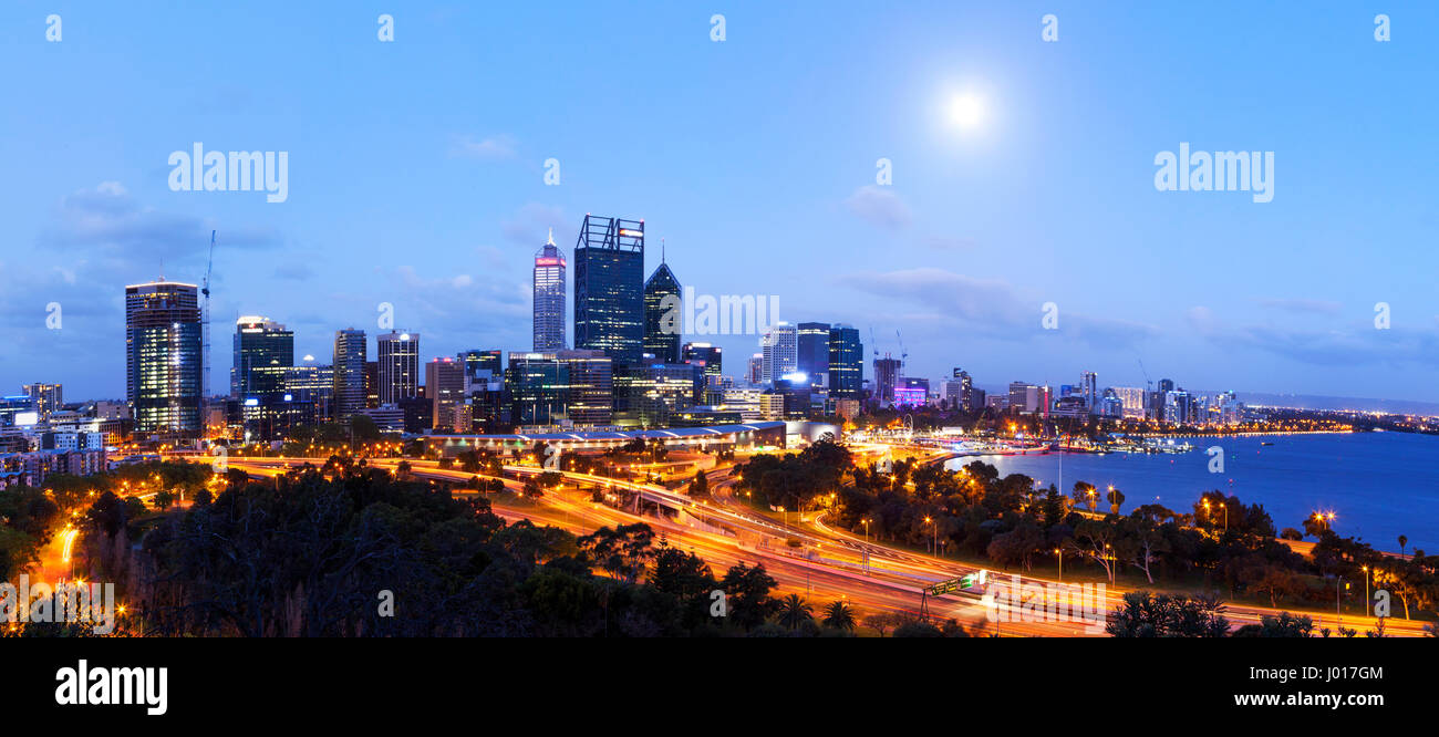 La ciudad de Perth, al anochecer, Australia Foto de stock