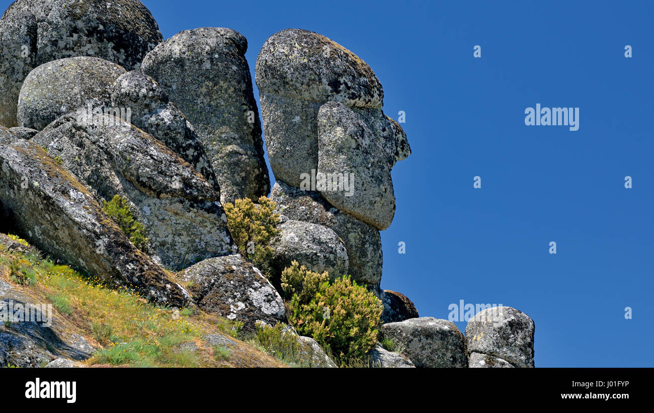 Formado natural silueta de un hombre viejo en una enorme roca de granito Foto de stock