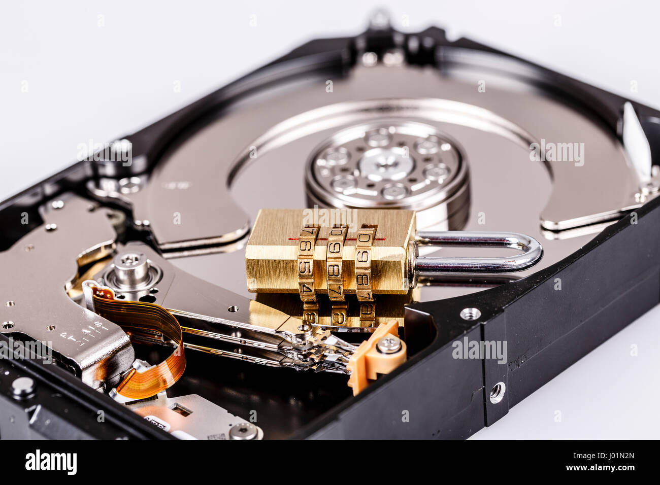 Bloqueo de disco duro o disco duro, parte del equipo, el concepto de seguridad cibernética, privacidad de los datos Fotografía de stock - Alamy