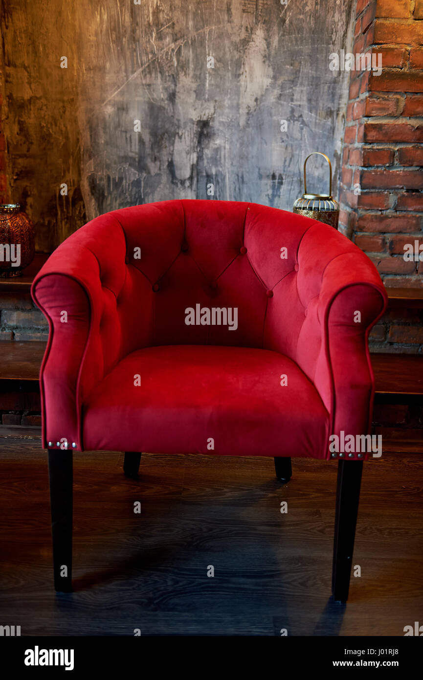 Los sillones de terciopelo rojo. Muebles de estilo retro.hermoso y elegante  Fotografía de stock - Alamy