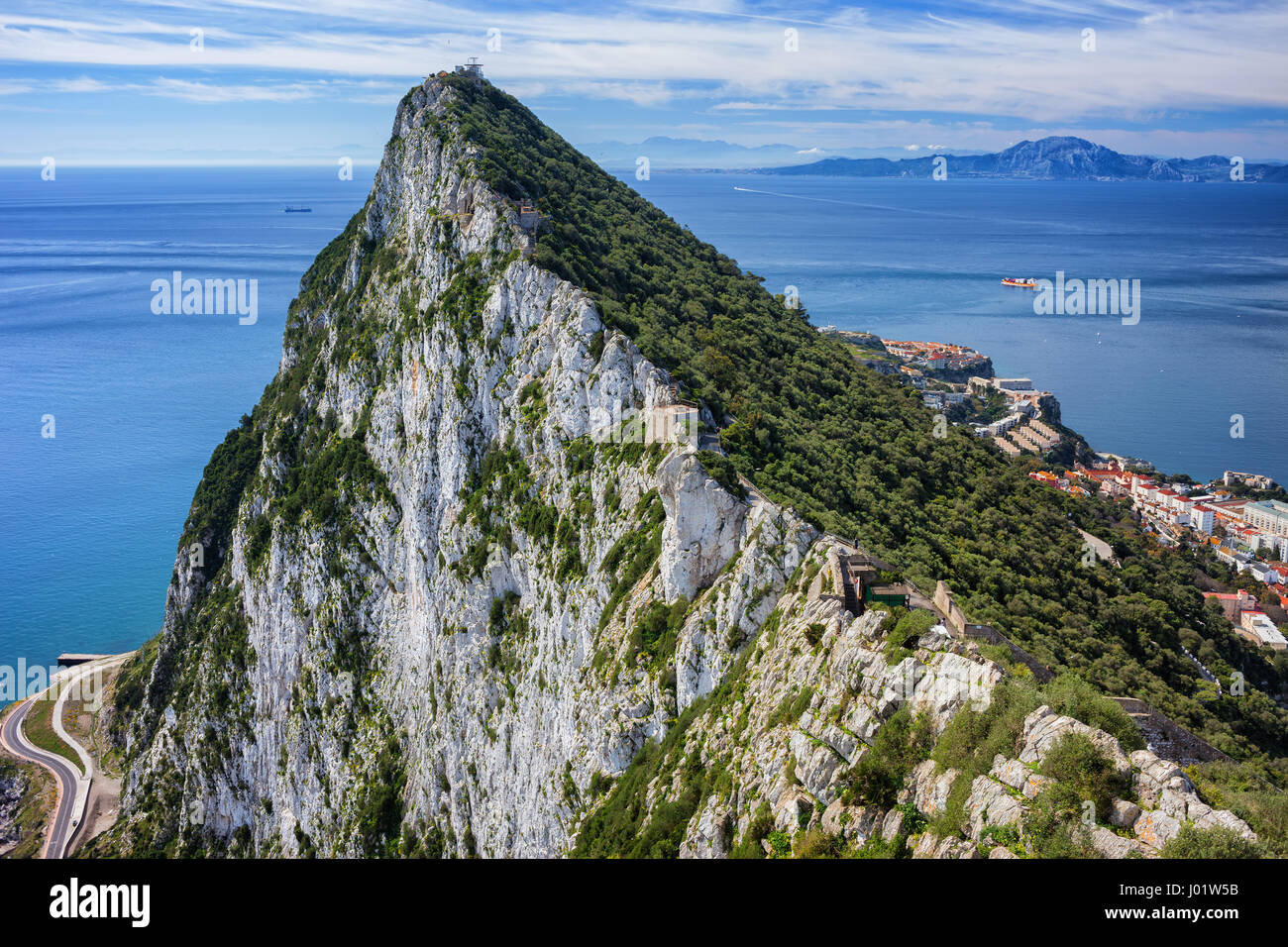 Peñón de Gibraltar y el Estrecho de Gibraltar en la costa sur de la Península Ibérica. Foto de stock