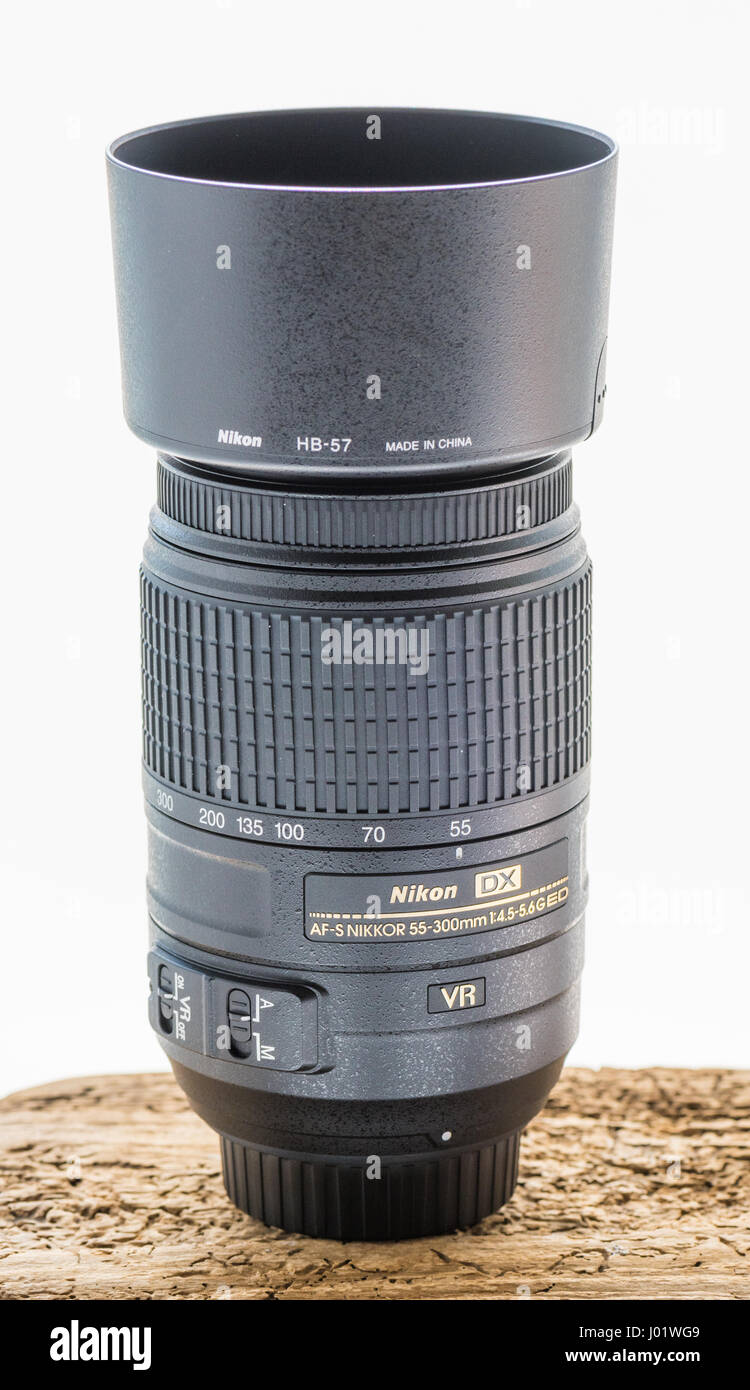 Nikon AF-S DX 55-300mm lens con capucha Fotografía de stock - Alamy