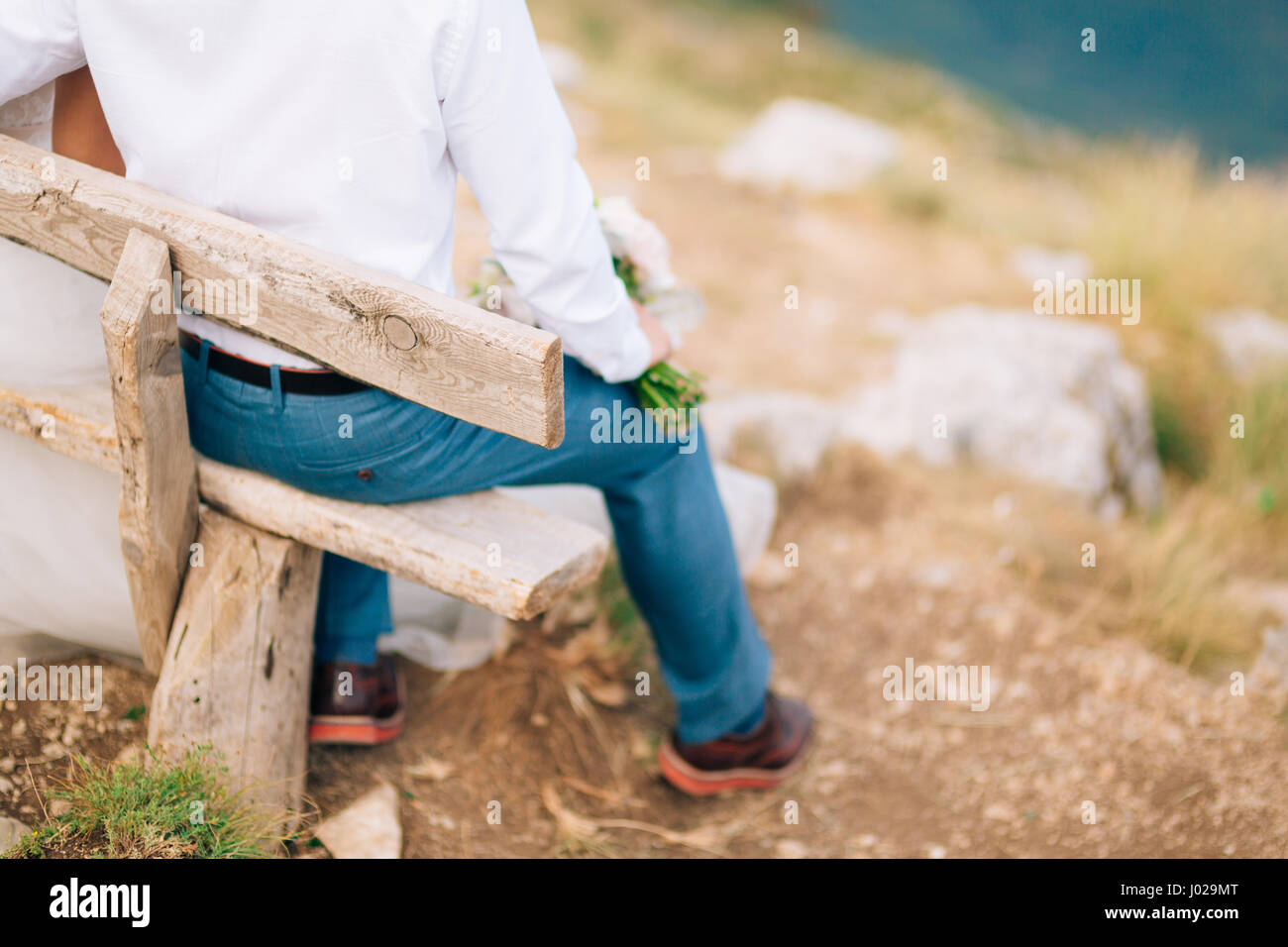 Zapatos marrón macho en las piernas. El novio en un pantalón azul  Fotografía de stock - Alamy