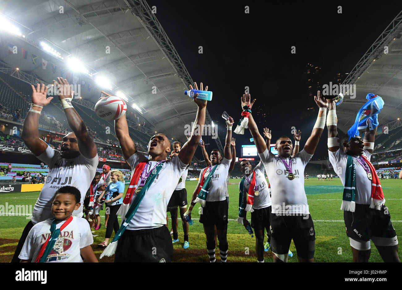 Hong Kong, China. 9 abr, 2017. Los jugadores de Fiji, celebrar el triunfo en la final de la Copa contra Sudáfrica del Torneo de Rugby Sevens de Hong Kong en Hong Kong, sur de China, 9 de abril de 2017. Fiji ganó 22-0. Crédito: Lui Siu Wai/Xinhua/Alamy Live News Foto de stock