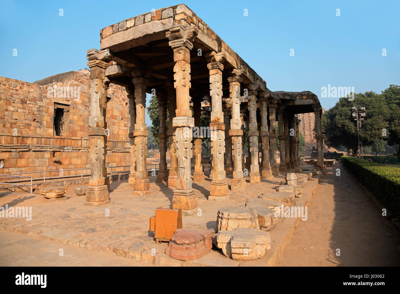 Pilares de piedra arenisca en el complejo Qutb Minar en Delhi, India Foto de stock