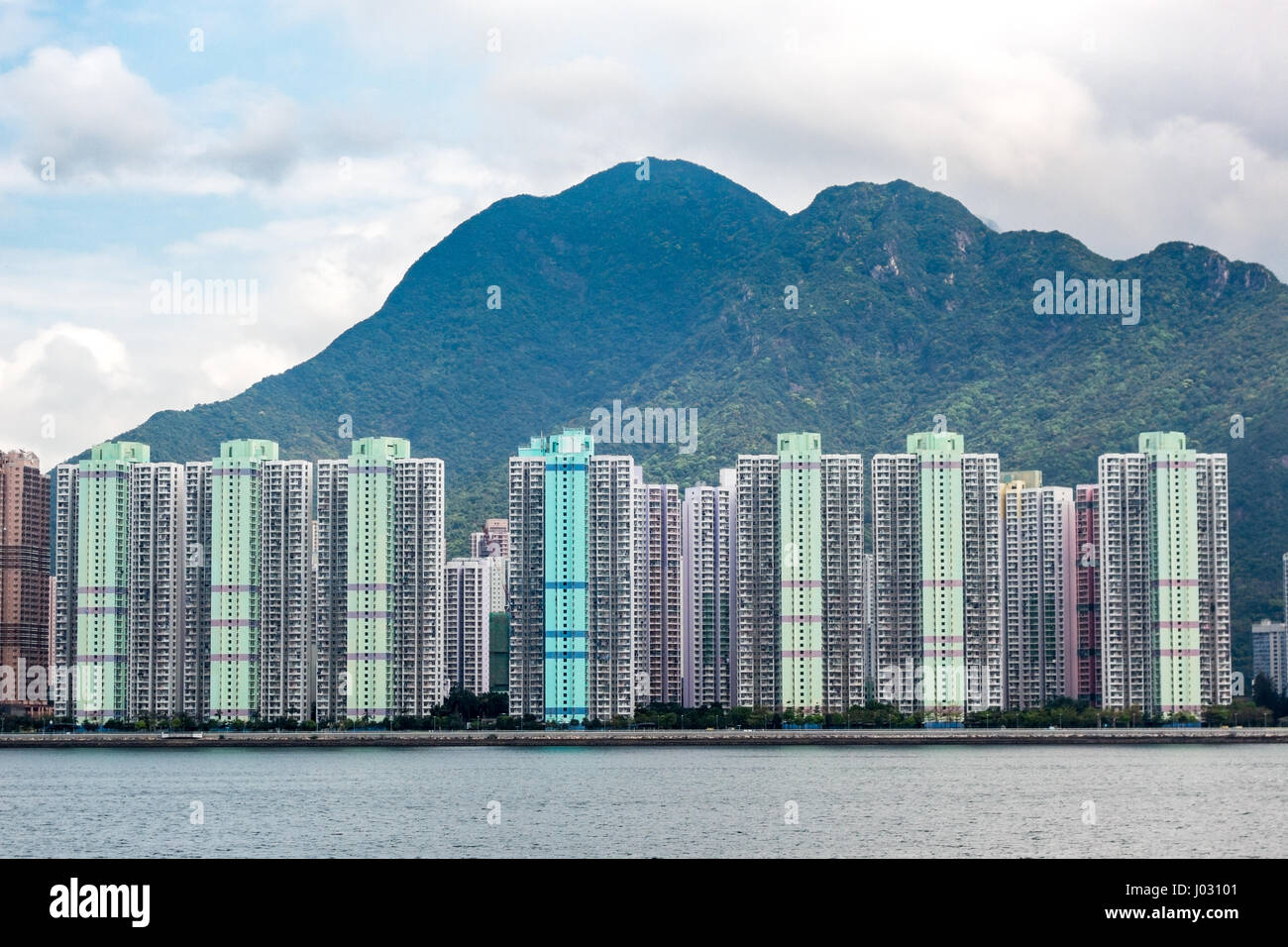 Ma On Shan edificios contra el telón de fondo de montañas en Hong kong Foto de stock