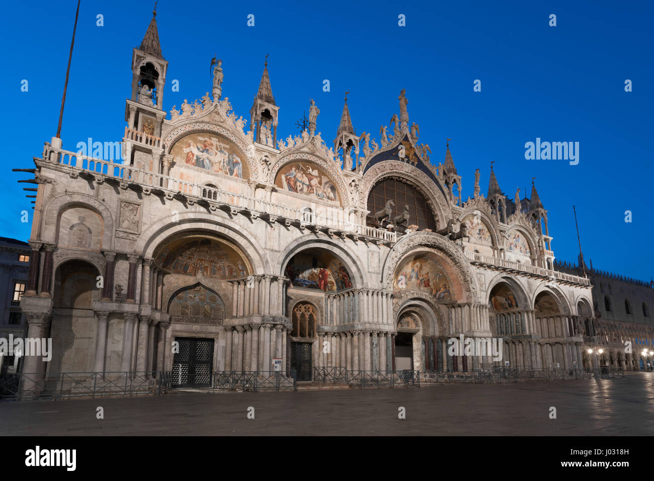 Basílica de San Marcos en la mañana con las luces encendidas en Venecia, Italia Foto de stock