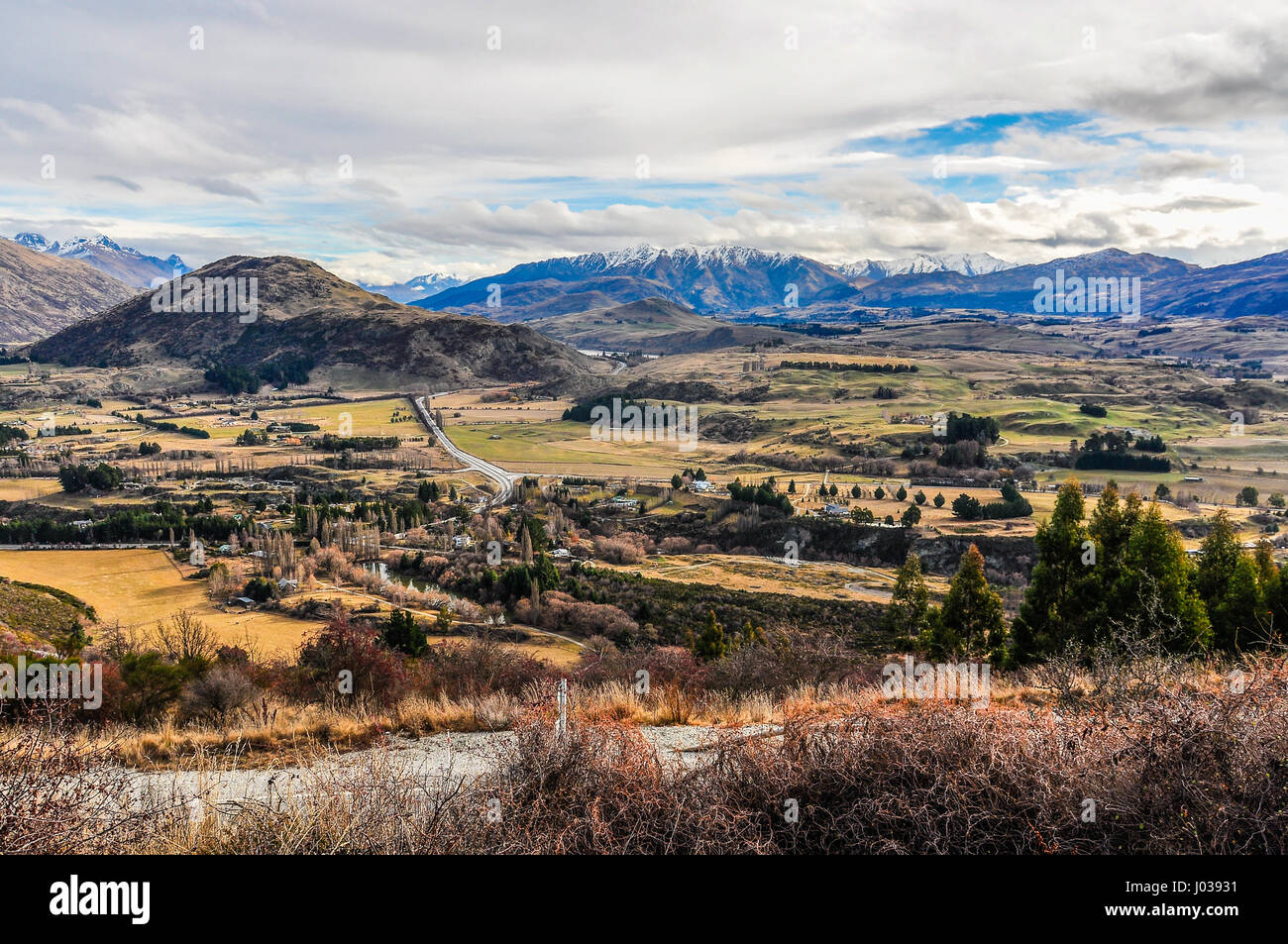 Vistas en el Crown Range Road cerca de Queenstown en la sureña región de los Lagos de Nueva Zelanda Foto de stock