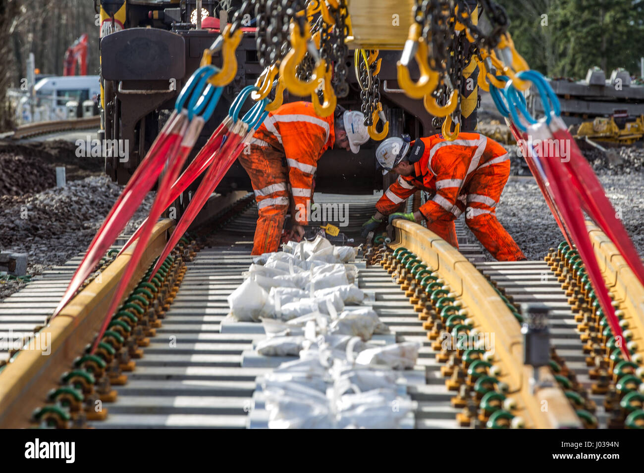 Los trabajadores de la construcción ferroviaria instalando nuevas pistas y puntos Foto de stock