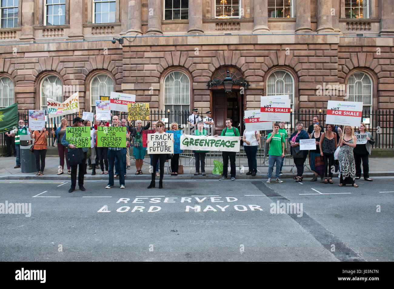 Activistas anti-fracking permanecer fuera del Ayuntamiento de Liverpool mientras activista local manos una petición contra el fracking al consejo Foto de stock