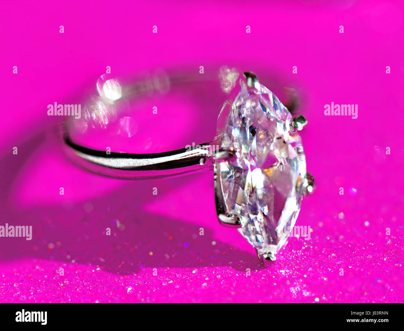 Marquis corte de diamante solitario anillo de zirconio cúbico joyas  Fotografía de stock - Alamy