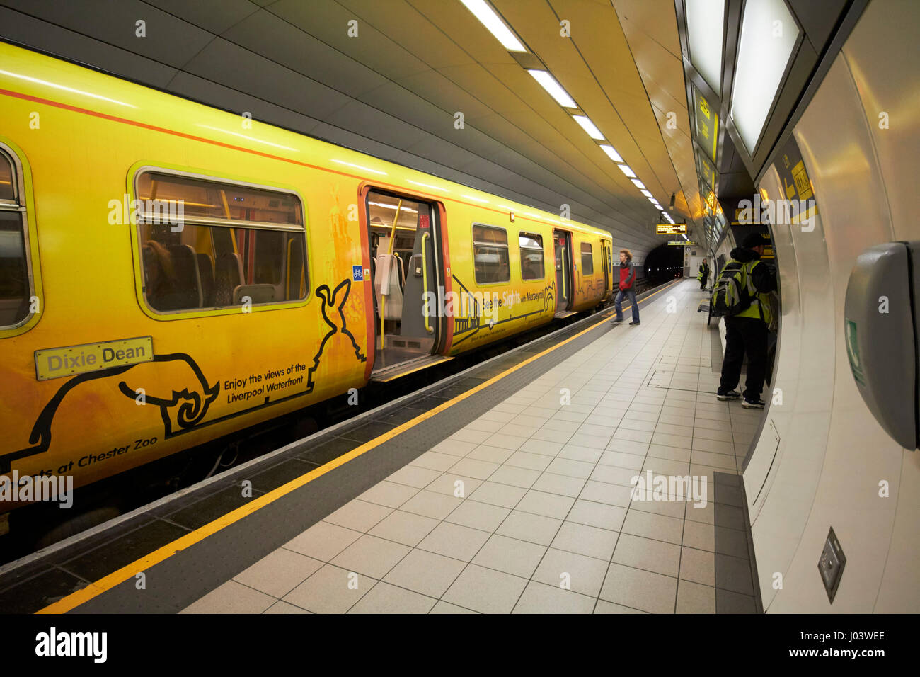 Tren merseyrail en James Street Metro estación de tren ...