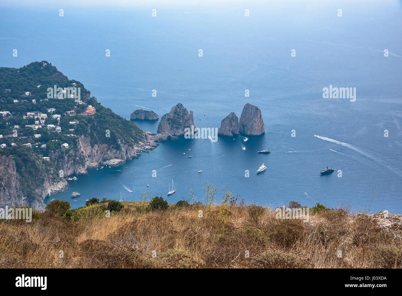 Vista aérea de los farallones de rocas desde el Monte Solaro en la isla de Capri, Italia Foto de stock