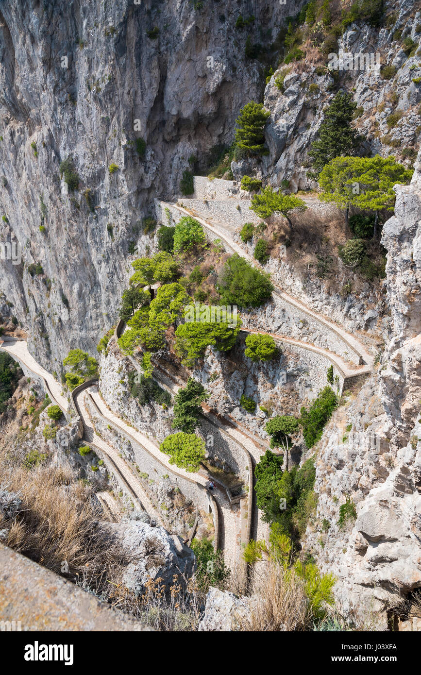 Vistas de la Via Krupp - camino serpenteante en la isla de Capri, Italia Foto de stock