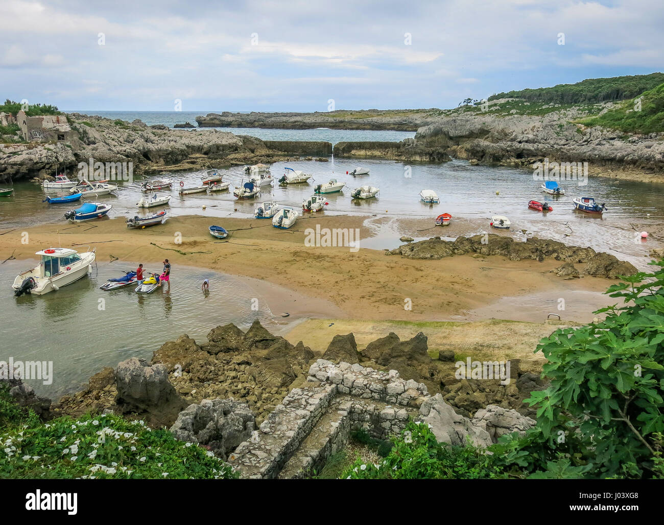 Embarcaciones amarradas en el puerto de Islares, Cantabria, al norte de España Foto de stock