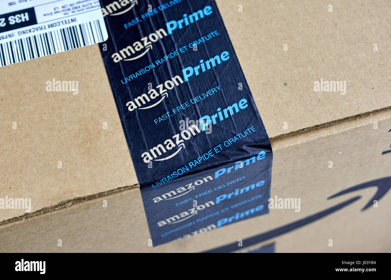 MONTREAL, Canadá - 28 de marzo de 2017: Amazonas caja de envío con cinta de marca. Amazonas es un americano de comercio electrónico y cloud computing co Foto de stock