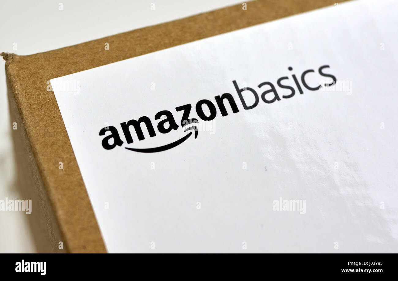 MONTREAL, Canadá - 28 de marzo de 2017: Amazon Basics caja de envío con la etiqueta de marca. Amazonas es un americano de comercio electrónico y cloud computing Foto de stock
