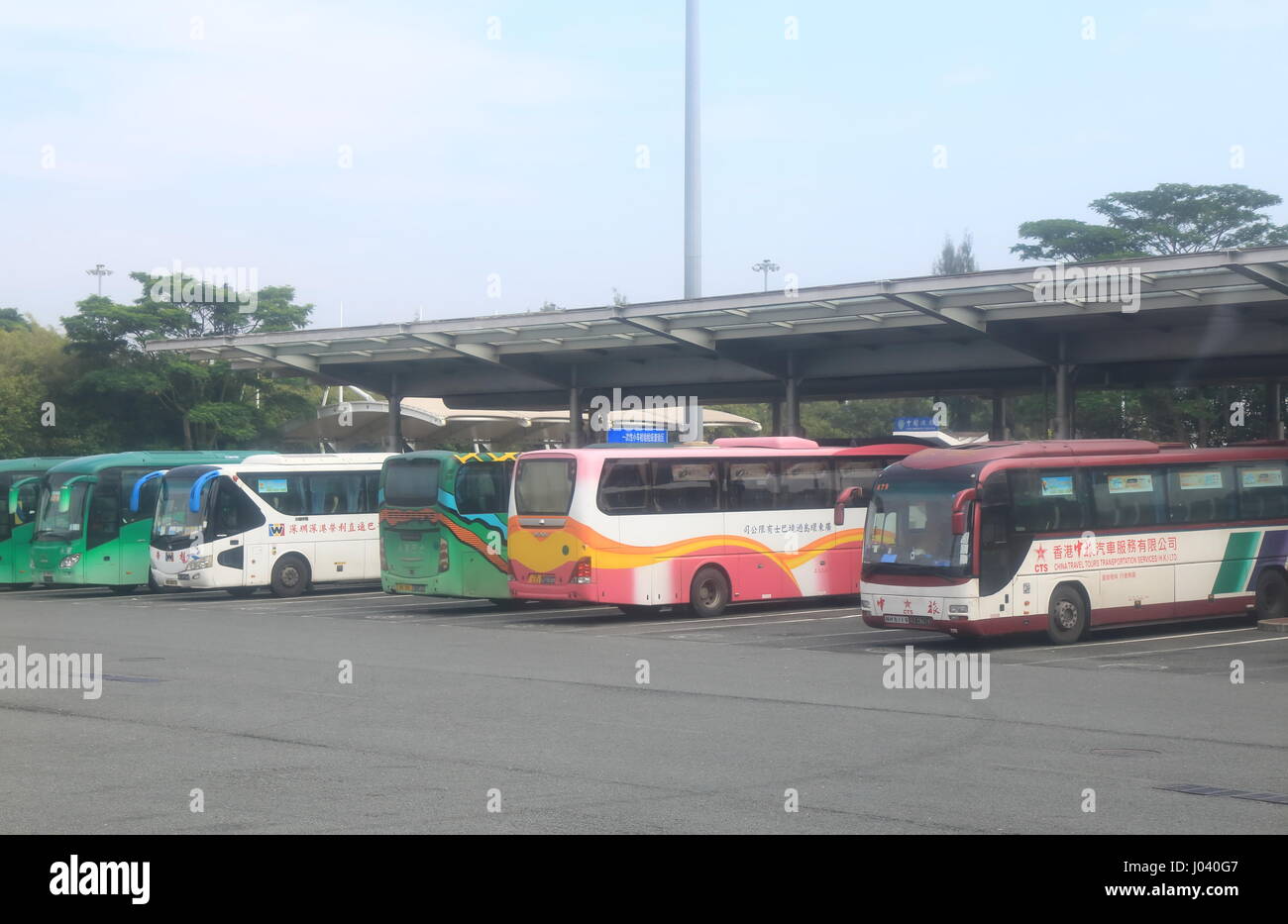 Los autobuses esperar a los pasajeros en la bahía de Shenzhen el puerto punto fronterizo de Guangzhou a Hong Kong en Shenzhen, China. Foto de stock