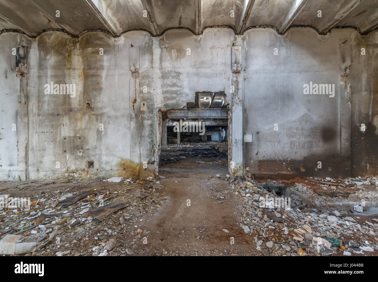 Interior de la antigua fábrica de los edificios destruidos. Ruinas de empresa industrial abandonado. Espacio vacío. Foto de stock